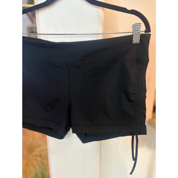 GAPFit The Shorts Ruched Side Hottie Black Shorts Size L 8-12 - Picture 3 of 4